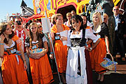 Hier feiert gerne auch mal die Prominenz, wie z.B. die Sixt Damen Wiesn mit Regina Sixt (hier mit Uschi Glas vor dem Hippodrom Zelt 2009) (Foto: MartiN Schmitz)